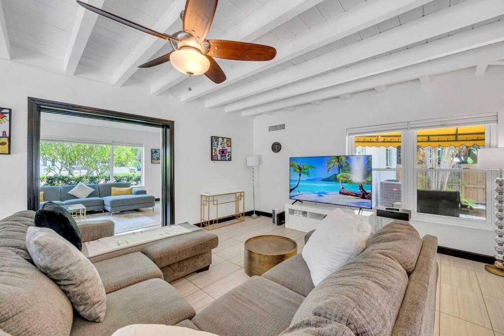 Modern Tropical Pool House North Hot Tub Miami